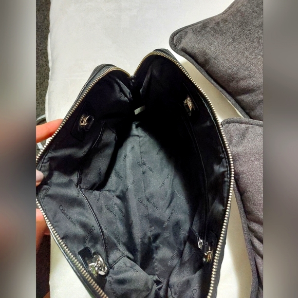 Calvin Klein Quilted Leather Shoulder Bag - Picture 9 of 10